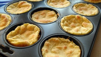 Muffinki serowo ziamniaczane z sosem pomidorowym Muffinki serowo ziamniaczane z sosem pomidorowym
