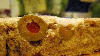 Focaccia z oliwkami i rozmarynem Focaccia z oliwkami i rozmarynem
