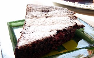 Czekoladowe, bezmączne brownie z truskawkami Czekoladowe, bezmączne brownie z truskawkami