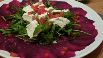 Carpaccio z buraków z rukolą i dressingiem miętowo-limonkowym Carpaccio z buraków z rukolą i dressingiem miętowo-limonkowym