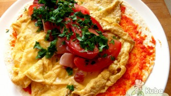 Wrap z omletem, szynką i pomidorami