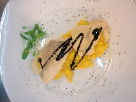 sandwich ze smażonego pstrąga na risotto z szafranem