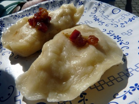 Pierogi ruskie okraszone skwarkami.