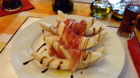 Melon zawijany w szynkę parmeńską