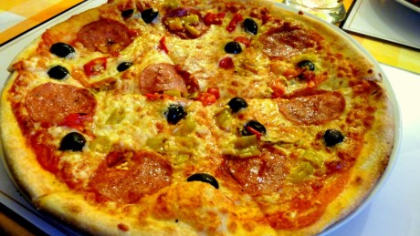Pizza Neapolitana (z salami, oliwkami i pepperoni)