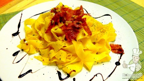 tagliatelle z karmelizowana cebula chorizo i slonecznikiem