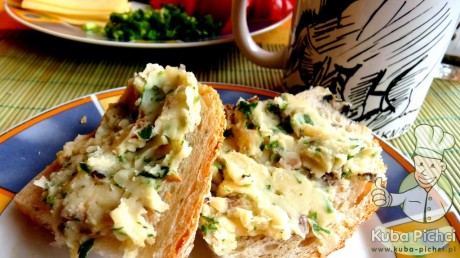 pasta czosnkowo pietruszkowa