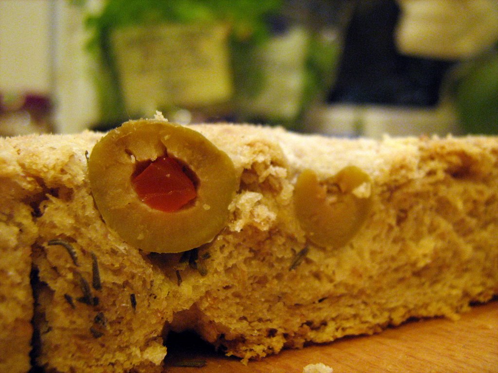 Focaccia z oliwkami i rozmarynem
