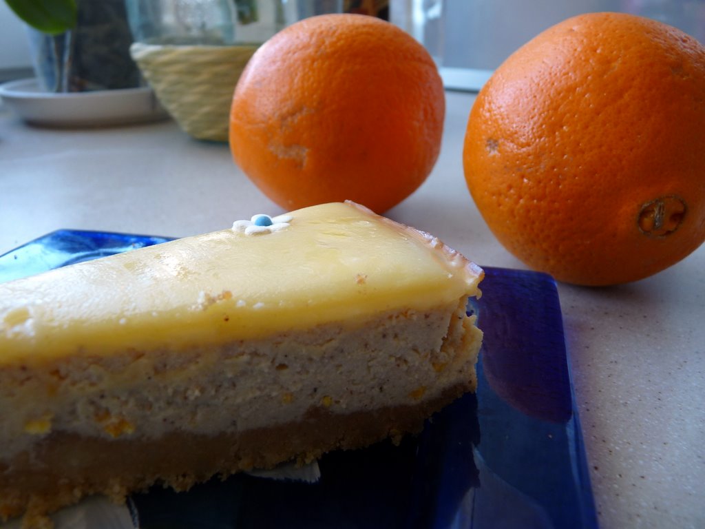 Pomarańczowy sernik z serem ricotta i polewą z białej czekolady