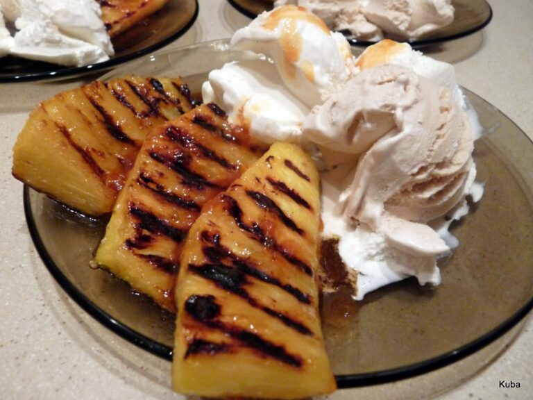 Grillowany ananas z sosem rumowo-pomarańczowym