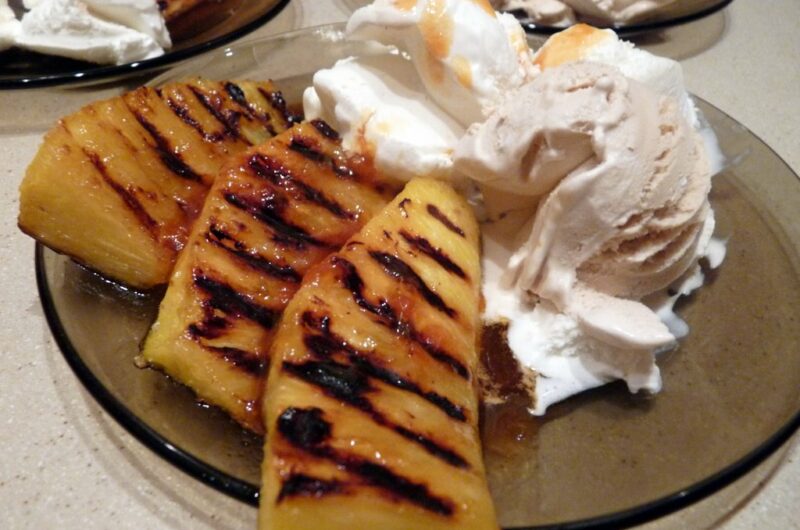 Grillowany ananas z sosem rumowo-pomarańczowym
