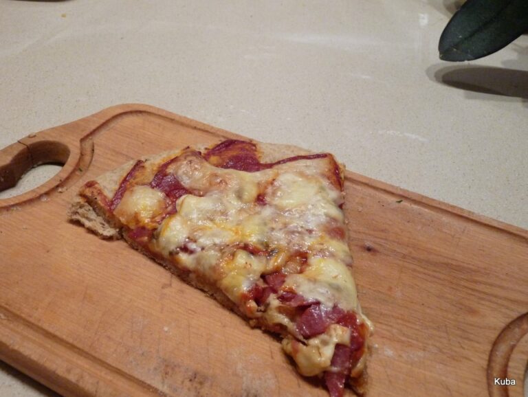 Pizza na cieście razowym