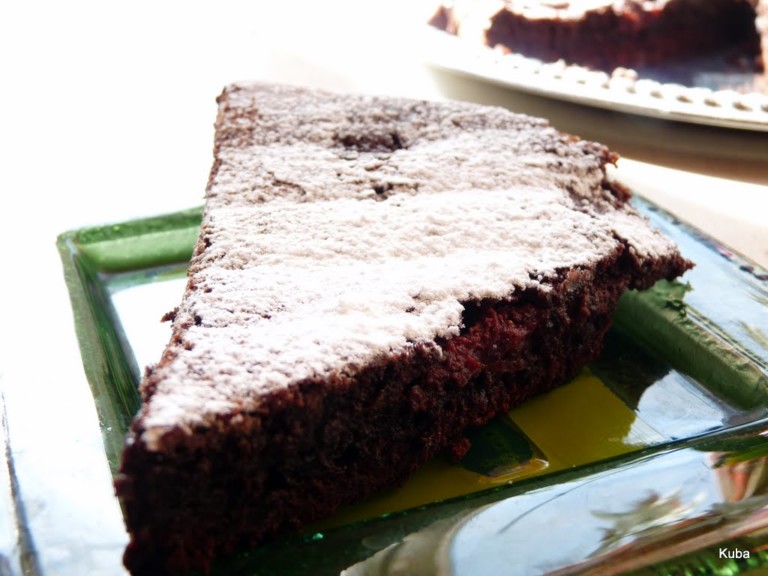 Czekoladowe, bezmączne brownie z truskawkami