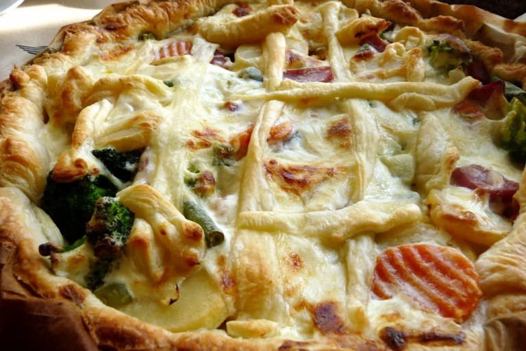 Superszybka tarta warzywna na cieście francuskim
