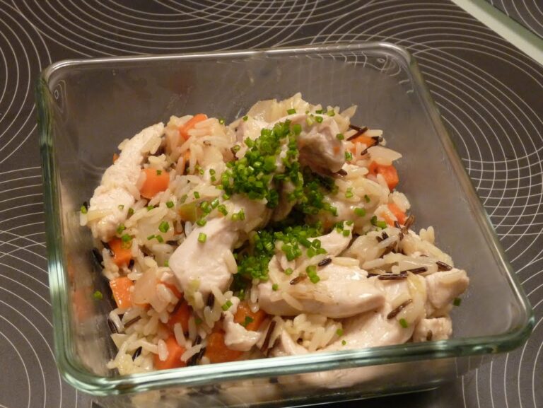 Talerz risotto z kurczakiem i warzywami, posypanego szczypiorkiem