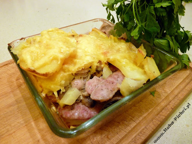 Zapiekanka ziemniaczana z białą kiełbasą i pieczarkami