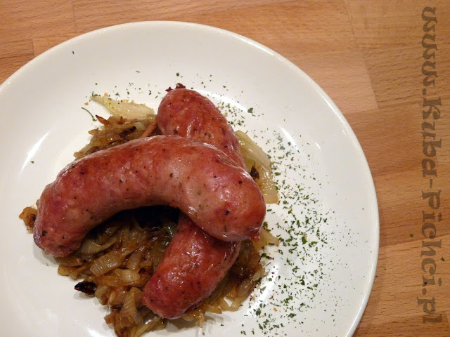 Biała kiełbasa pieczona w piwie