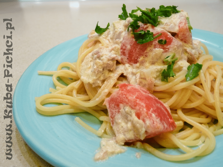 Talerz spaghetti z tuńczykiem w śmietanowym sosie z kawałkami pomidora