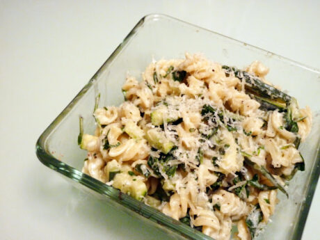 Makaron fusilli z cukinią i rukolą
