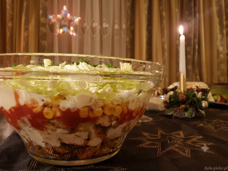 Sałatka gyros warstwami w salaterce — kurczak, kukurydza, ogórki, keczup i kapusta pekińska na wierzchu