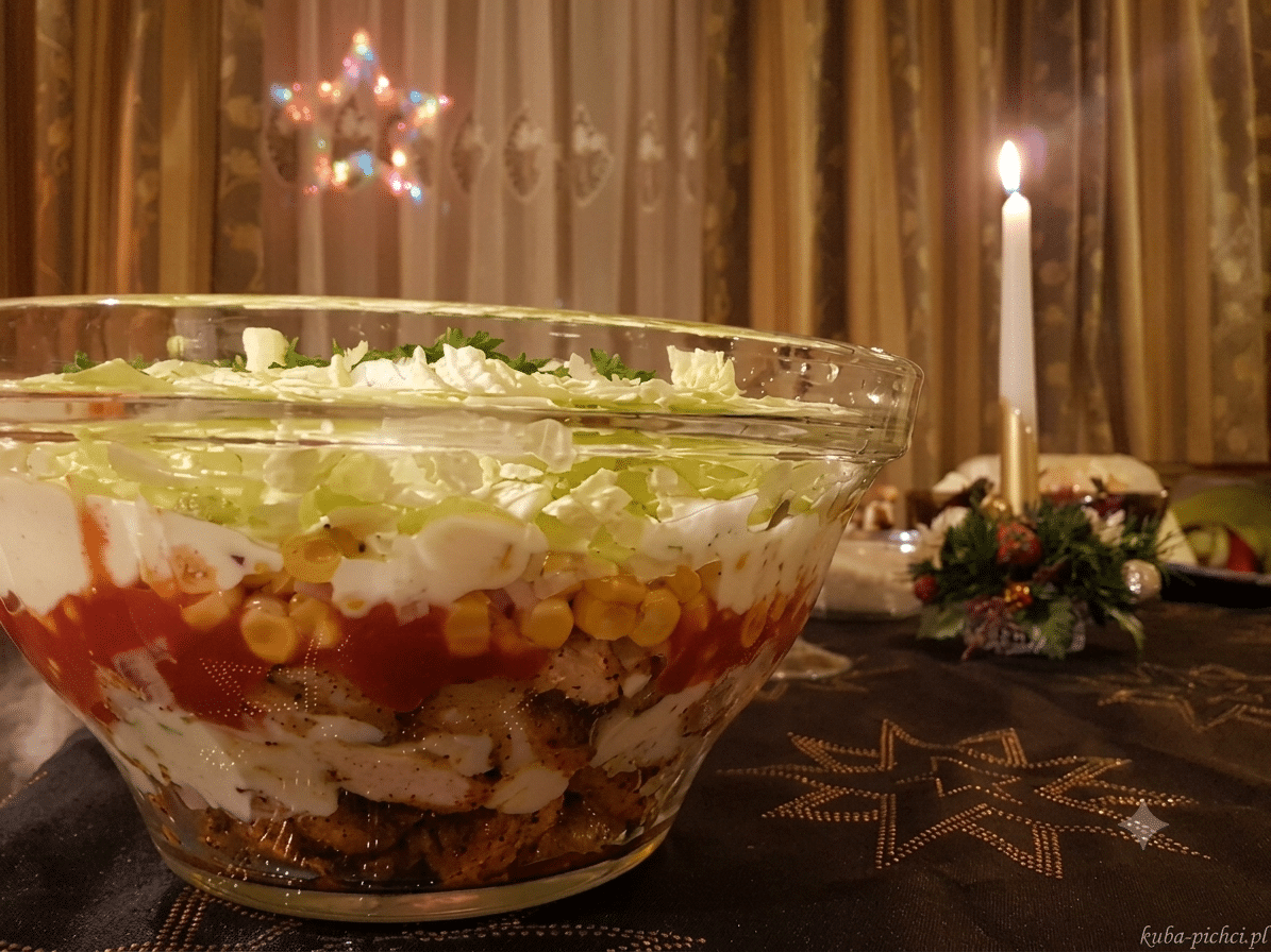 Sałatka gyros warstwami w salaterce — kurczak, kukurydza, ogórki, keczup i kapusta pekińska na wierzchu