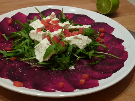 Carpaccio z buraków z rukolą i dressingiem miętowo-limonkowym