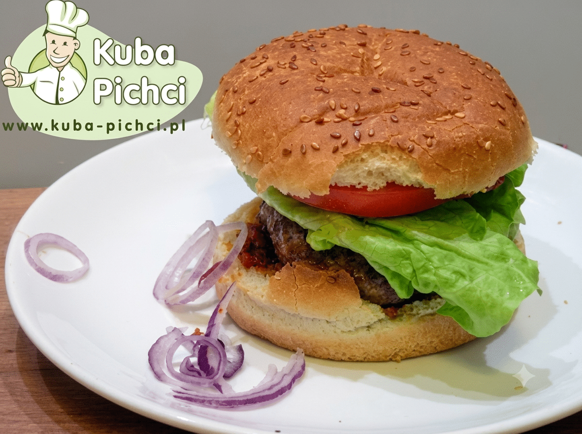 Domowy hamburger z wołowiny z sałatą, pomidorem i czerwoną cebulą na bułce
