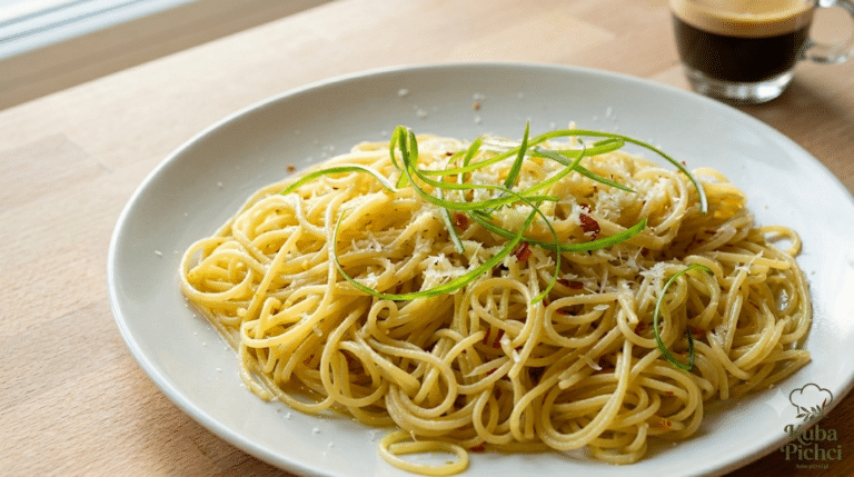 Talerz spaghetti aglio olio e peperoncino z czosnkiem i chili skropiony oliwą z oliwek