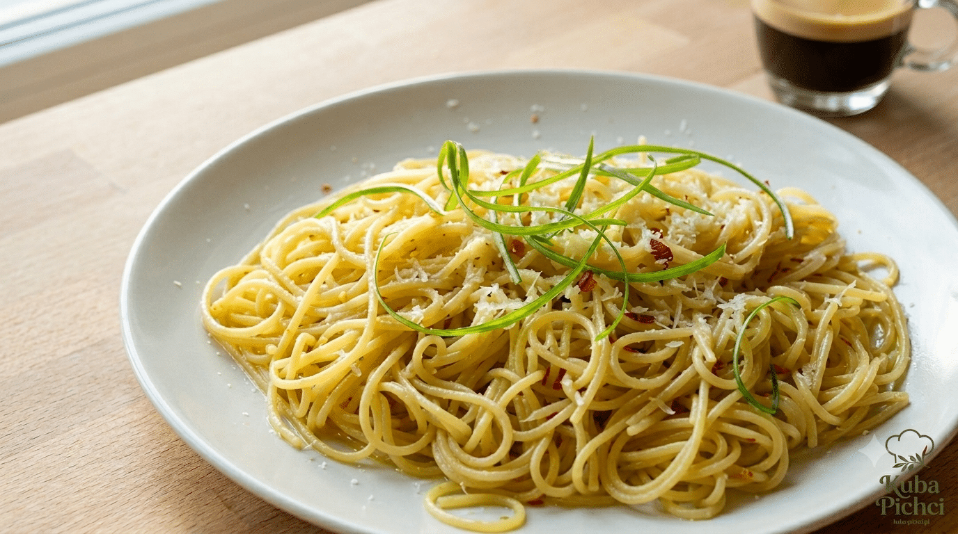 Talerz spaghetti aglio olio e peperoncino z czosnkiem i chili skropiony oliwą z oliwek