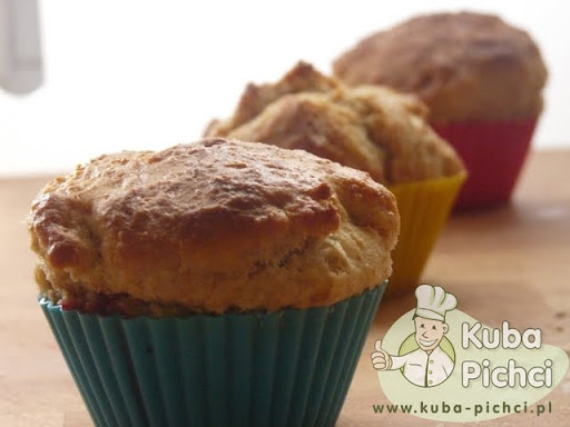 Muffiny drożdżowe z truskawkami — puszyste bułeczki ze schowaną truskawką w środku