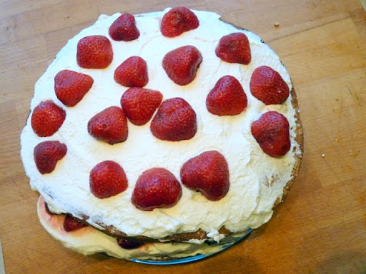 Szwedzki letni tort z truskawkami
