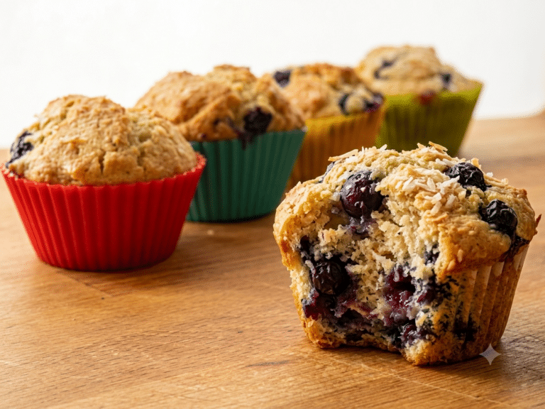Muffiny kokosowe z borówkami amerykańskimi z widoczną złocistą skórką