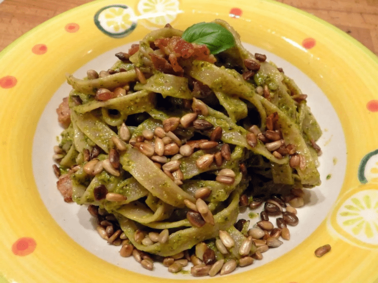 Tagliatelle z pesto i boczkiem posypane prażonym słonecznikiem