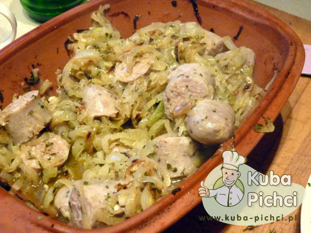 Biała kiełbasa pieczona w cebuli