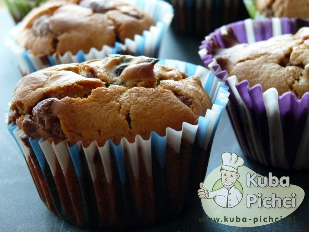 Muffiny z piwem korzennym i suszonymi śliwkami — widok z góry na blachę z upieczonymi babeczkami