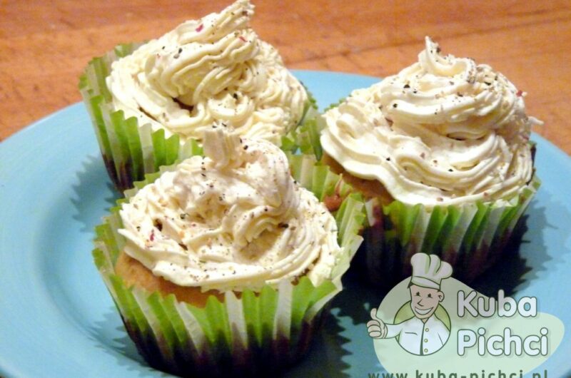Muffiny z wędzonym łososiem i serkiem chrzanowym