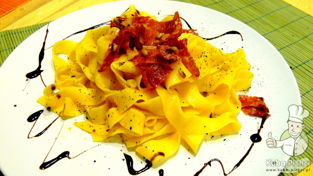 Tagliatelle z karmelizowaną cebulą i prażonym słonecznikiem