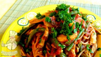 Spaghetti z zieloną fasolką, pieczarkami i pomidorami