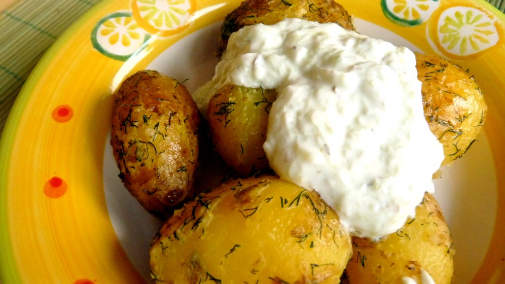 Pieczone młode ziemniaki z sosem tzatziki