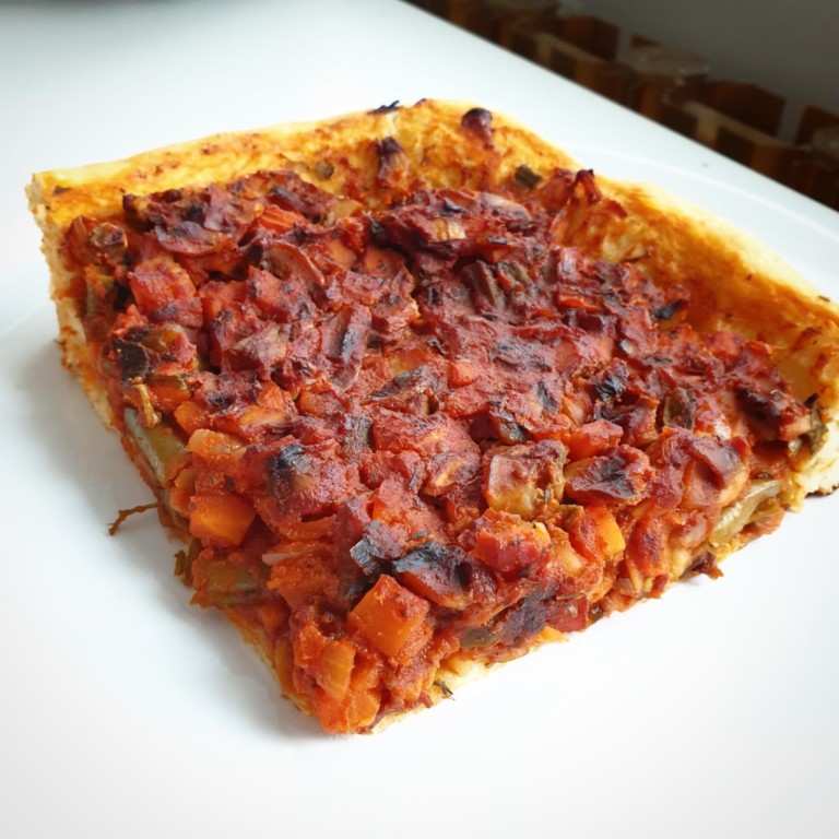 Tarta drożdżowa z warzywami w sosie pomidorowym