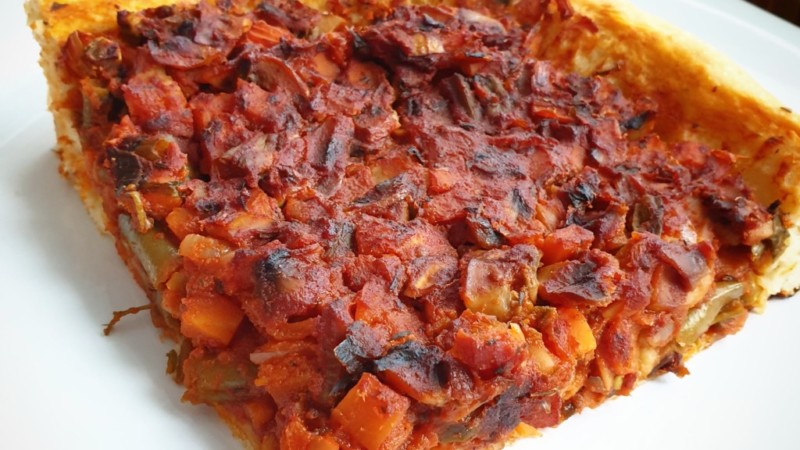Tarta drożdżowa z warzywami w sosie pomidorowym