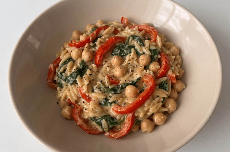 Makaron orzo z ciecierzycą i szpinakiem